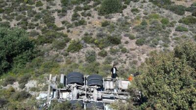 İzmir’in Çeşme ilçesinde virajı alamayarak yoldan çıkan beton mikserinin şarampole
