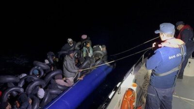 İzmir’in Çeşme ilçesi açıklarında Sahil Güvenlik ekipleri tarafından durdurulan lastik