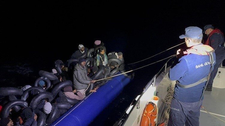 İzmir’in Çeşme ilçesi açıklarında Sahil Güvenlik ekipleri tarafından durdurulan lastik
