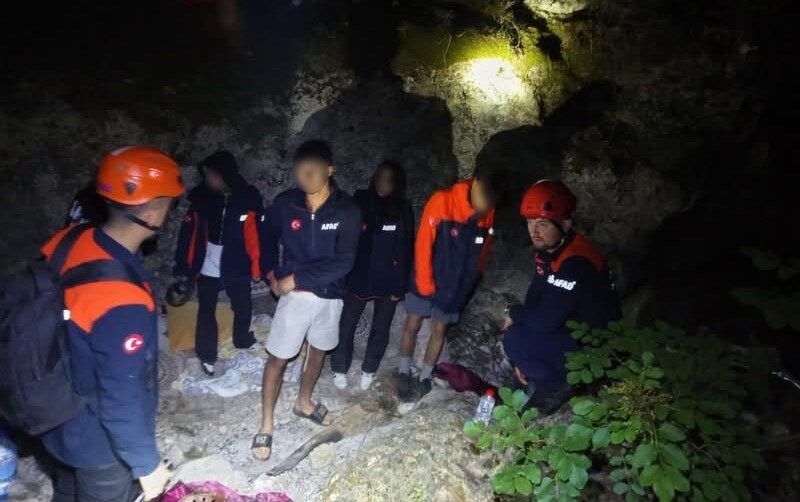 İzmir’in Menderes ilçesinde ormanlık alanda kaybolan 4 genç, AFAD ve