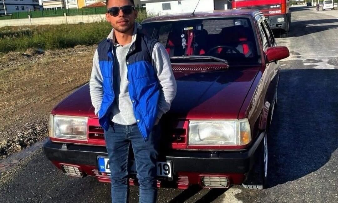 İzmir’in Torbalı ilçesinde sürücüsünün direksiyon hakimiyetini kaybettiği otomobilin takla atması