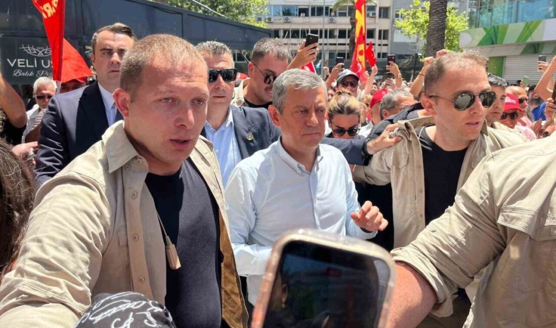 Mahkeme kararıyla CHP Genel Başkanlığı görevinden alınan Özgür Özel’in İzmir’de