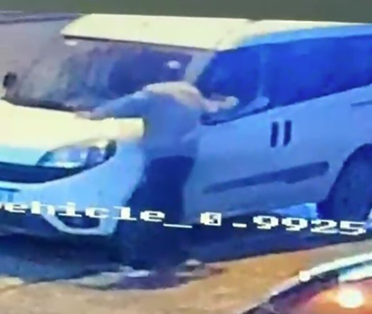 İzmir’in Konak ilçesinde sabaha karşı park halindeki çok sayıda otomobilin