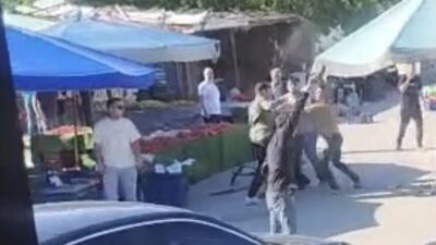 İzmir’in Foça ilçesinde kurulan semt pazarında esnaflar arasında çıkan ve
