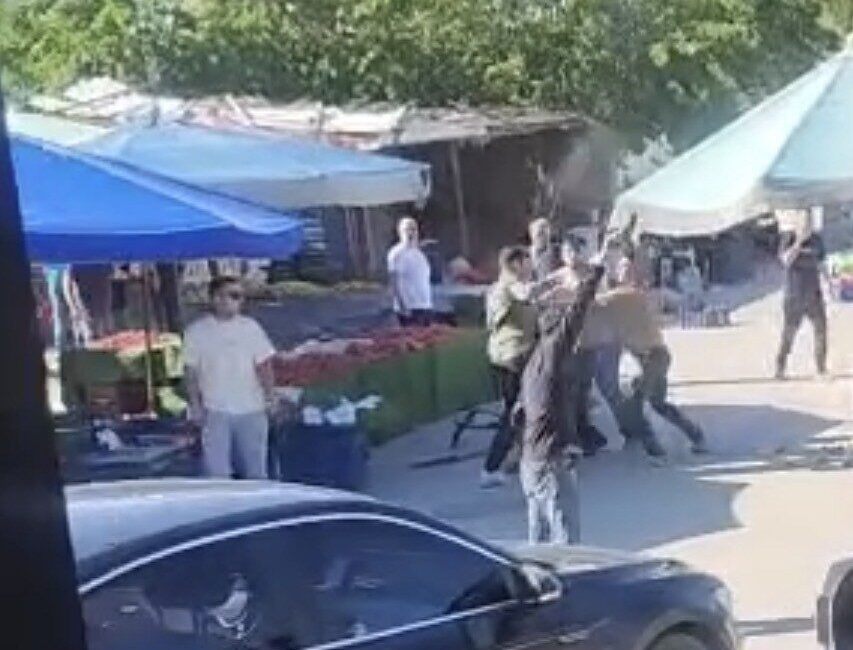 İzmir’in Foça ilçesinde kurulan semt pazarında esnaflar arasında çıkan ve