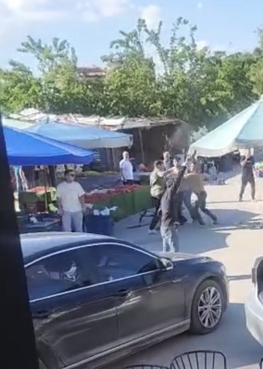 İzmir’in Foça ilçesinde kurulan semt pazarında esnaflar arasında çıkan ve
