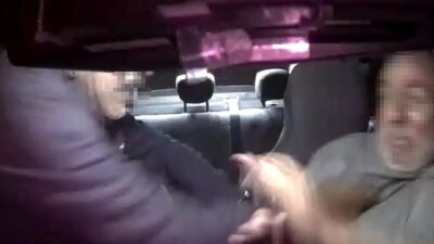 İzmir’in Karabağlar ilçesinde müşteri olarak bindiği taksinin şoförünü ücret ödeme
