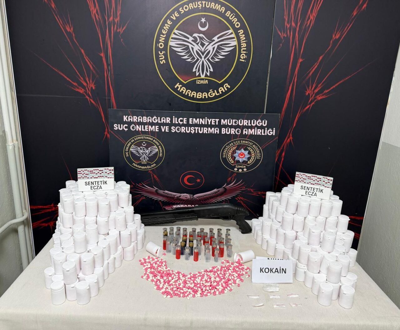 İzmir’in Karabağlar ilçesinde polis ekiplerince bir adrese düzenlenen operasyonda 24