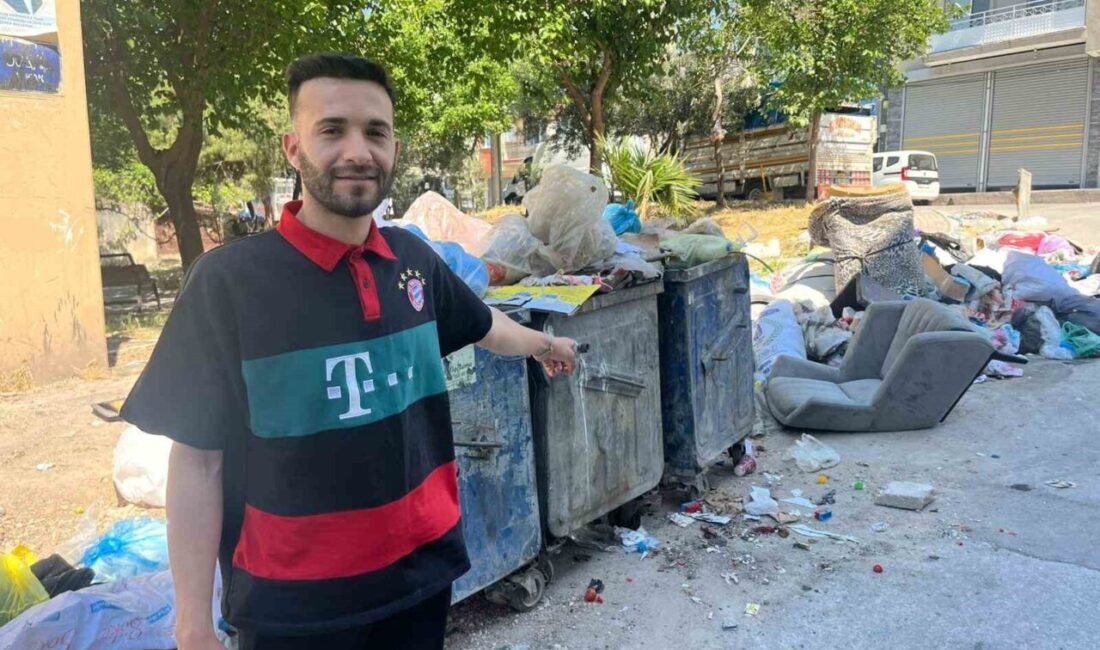İzmir’in Buca ilçesinde vatandaşlar, bayram sabahına çöp yığınları ve kötü
