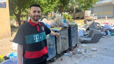İzmir’in Buca ilçesinde vatandaşlar, bayram sabahına çöp yığınları ve kötü