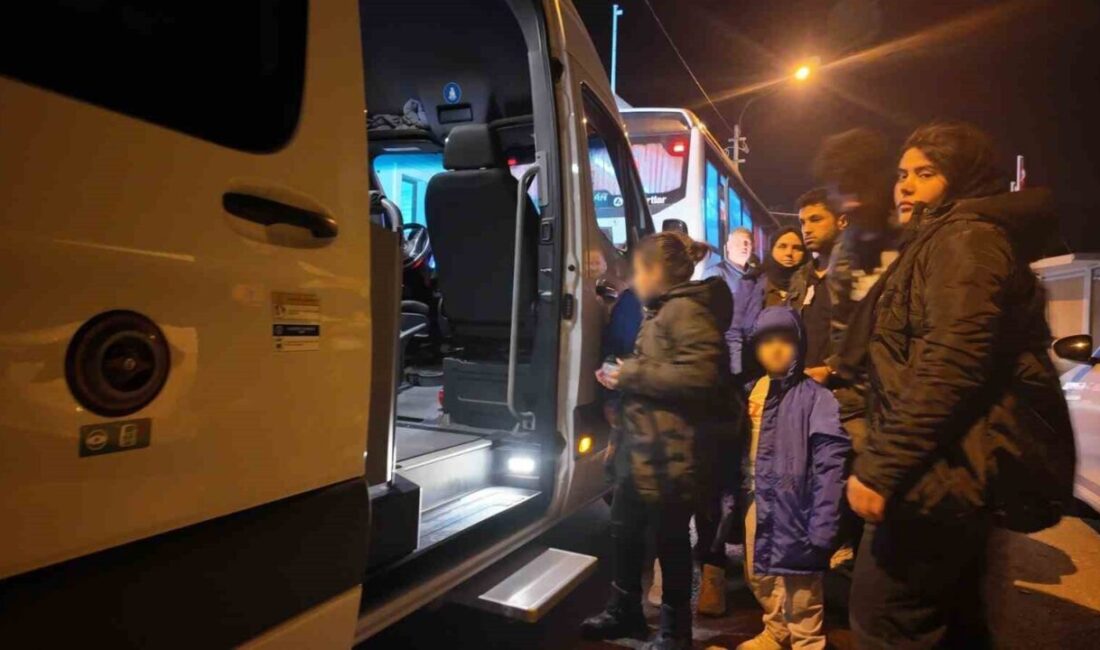 İzmir’in Foça ilçesi açıklarında yarı batık halde bulunan lastik bottaki