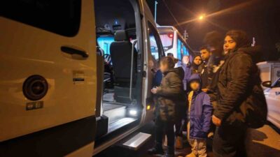 İzmir’in Foça ilçesi açıklarında yarı batık halde bulunan lastik bottaki