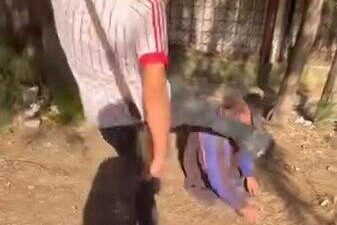 İzmir’in Buca ilçesinde sokakta uyuyan yaşlı adamın yüzüne tekme atan