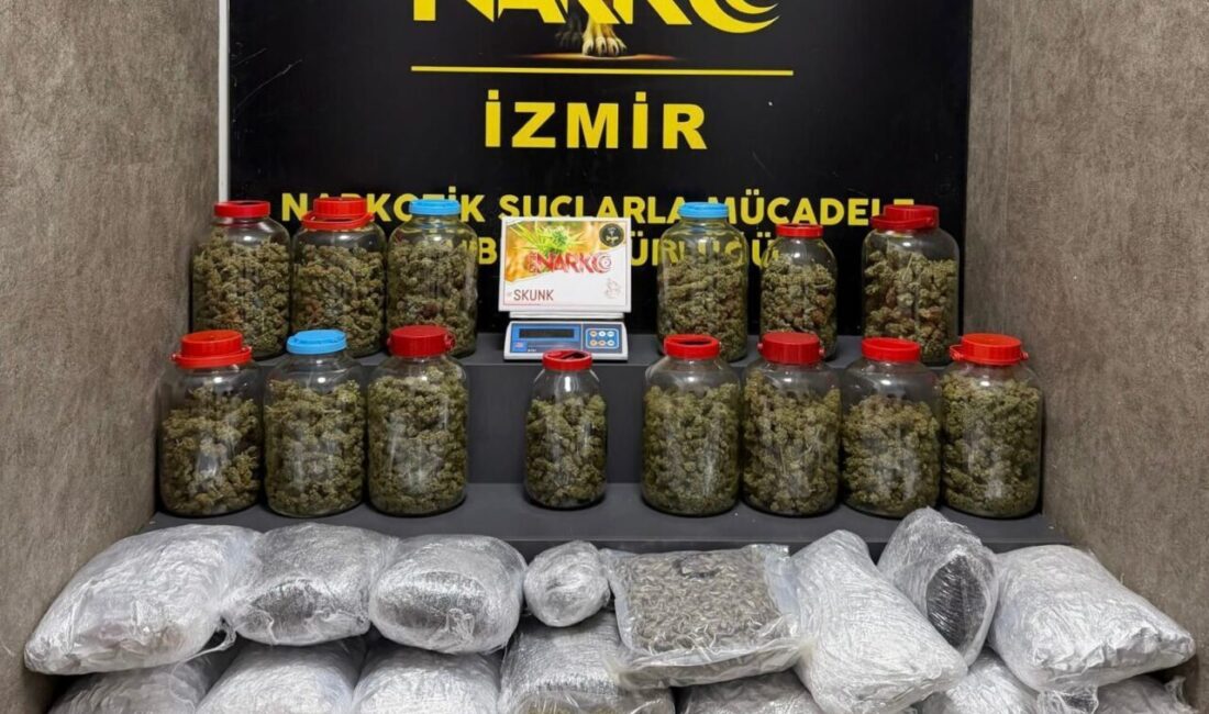 İzmir’in Karabağlar ve Karşıyaka ilçelerinde polis ekiplerince uyuşturucu satıcılarına yönelik