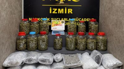 İzmir’in Karabağlar ve Karşıyaka ilçelerinde polis ekiplerince uyuşturucu satıcılarına yönelik