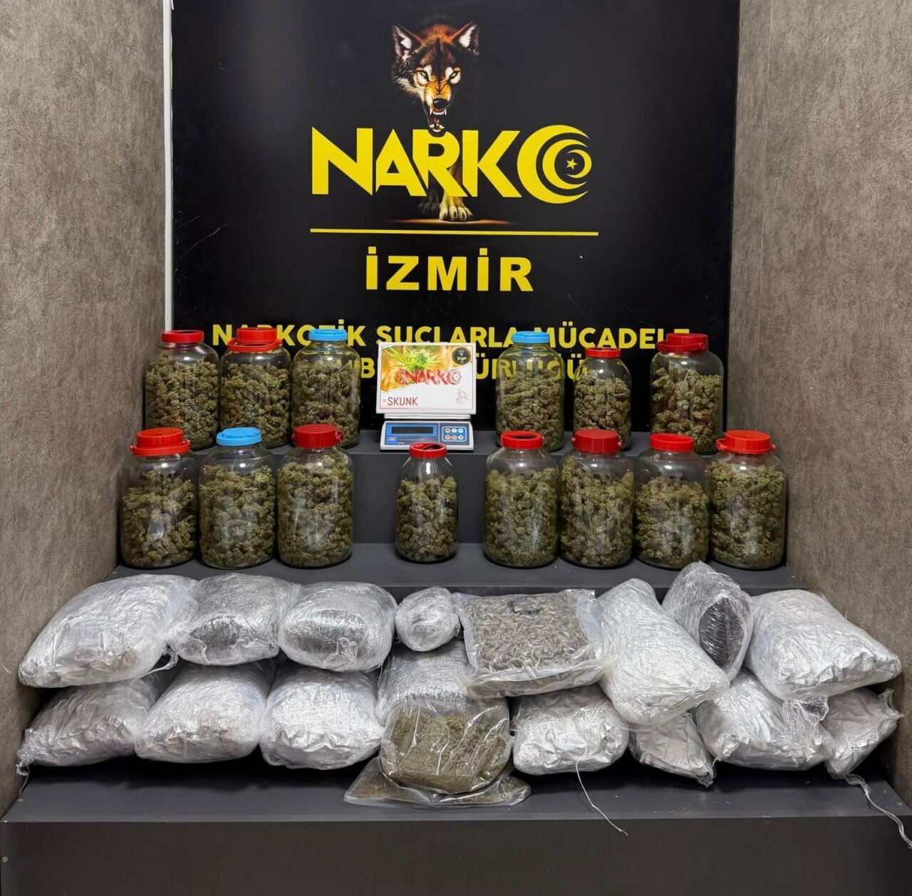 İzmir’in Karabağlar ve Karşıyaka ilçelerinde polis ekiplerince uyuşturucu satıcılarına yönelik