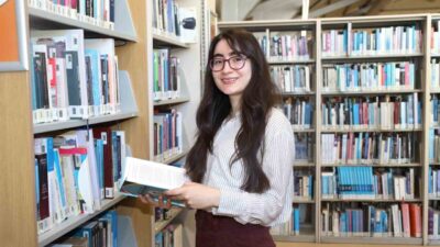 İzmir Ekonomi Üniversitesi (İEÜ) İngilizce Mütercim ve Tercümanlık Bölümü mezunu
