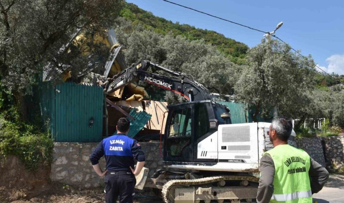 İznik Belediyesi imarsız alanlarda yapılan kaçak yapı yıkımlarına aralıksız devam
