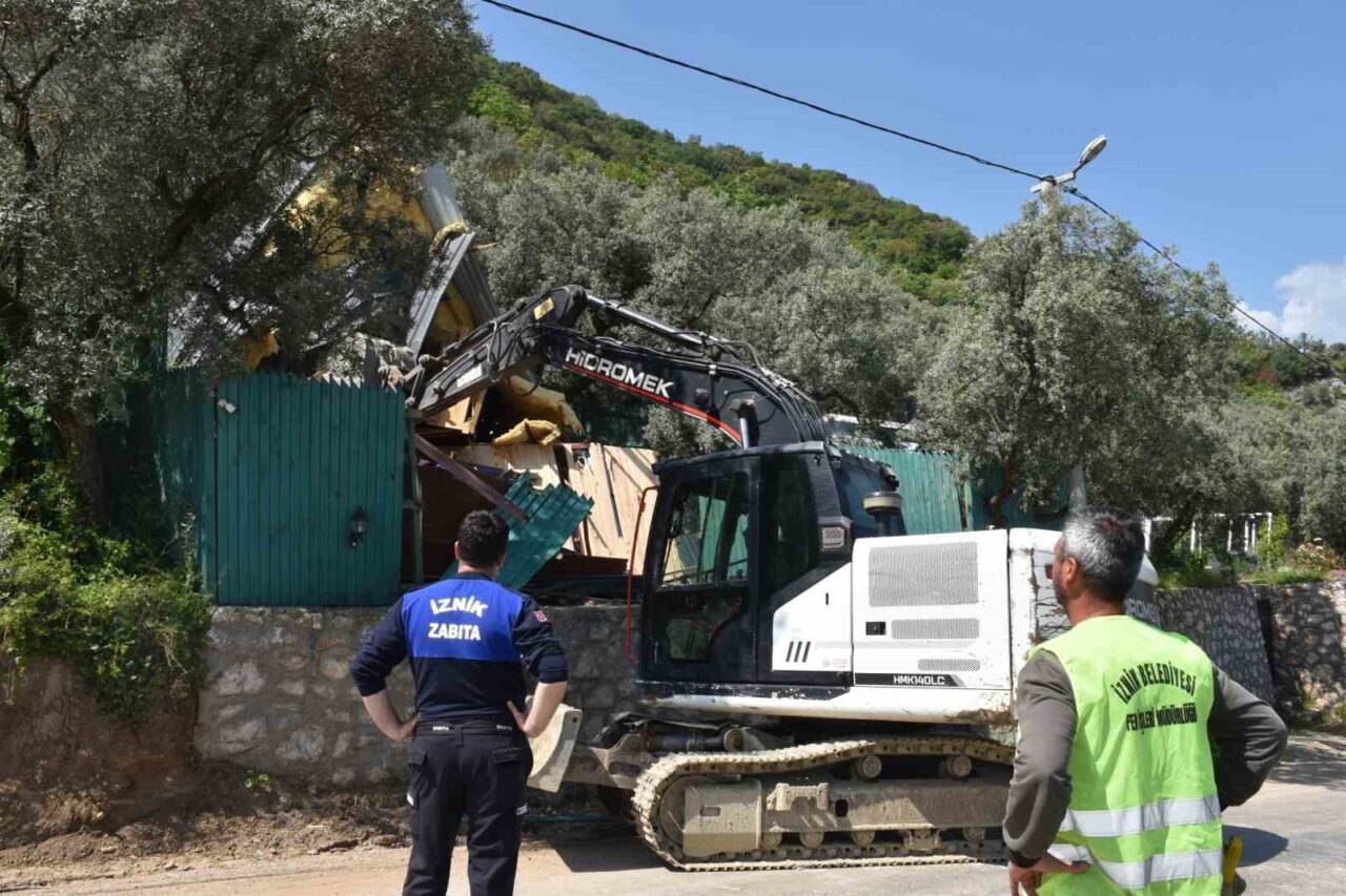 İznik Belediyesi imarsız alanlarda yapılan kaçak yapı yıkımlarına aralıksız devam