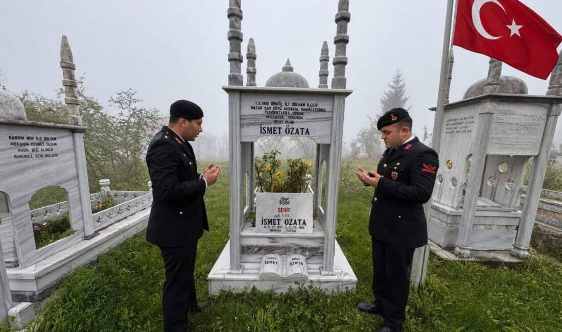 Düzce İl Jandarma Komutanlığı personeli, şehadetinin yıl dönümü dolayısıyla şehit