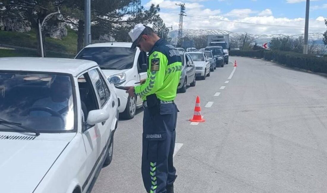Afyonkarahisar’ın Sandıklı ilçesinde jandarma ekipleri tarafından yapılan huzur ve güvenlik
