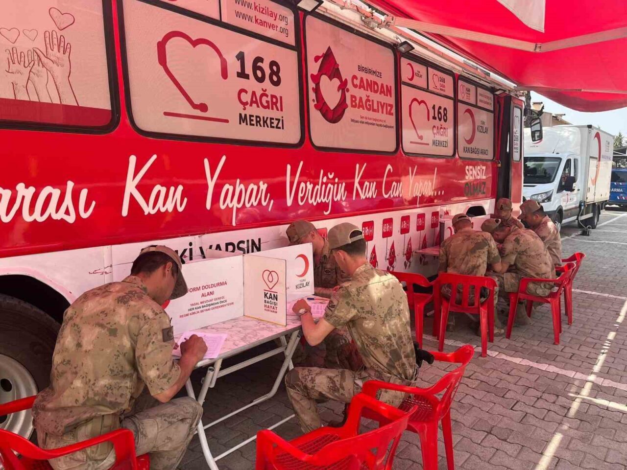 Kilis’te jandarma personeli, Türk Kızılayı ile düzenlenen etkinlik kapsamında kan