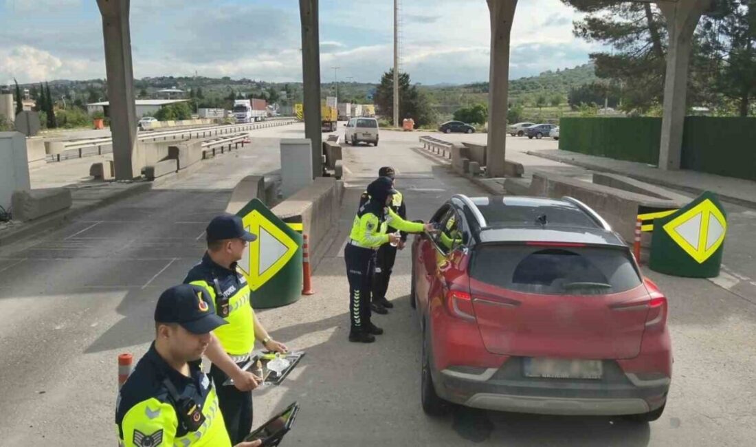 Gaziantep’te jandarma ekiplerince bayram yoğunluğu yaşanan otoyolda denetim yapıldı. Denetimlerde
