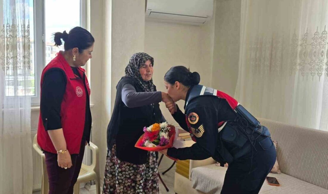 Gaziantep’te jandarma ekipleri, şehit anneleri ve eşlerini ziyaret ederek Anneler