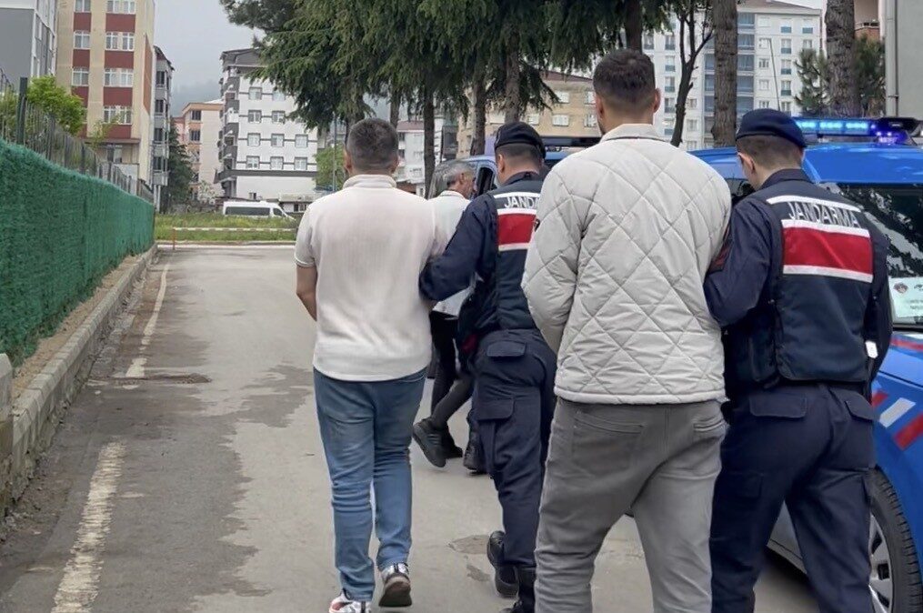 Samsun’un Tekkeköy ilçesinde jandarma ekiplerince düzenlenen uyuşturucu operasyonunda çok sayıda