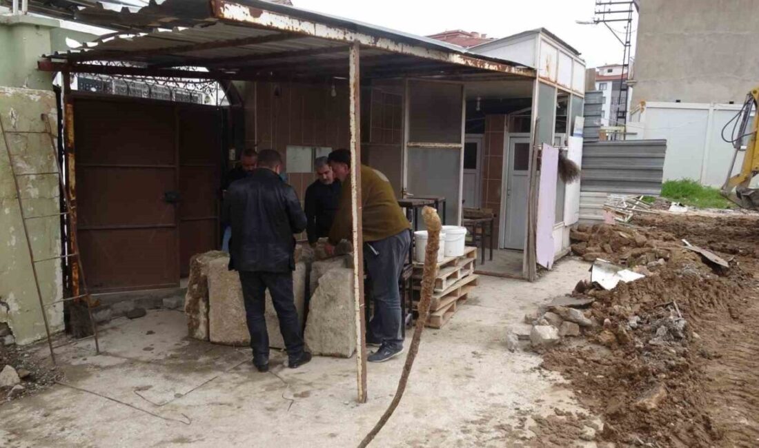 Malatya’da depremde yıkılan bir caminin enkazında iş makinesiyle kaçak kazı