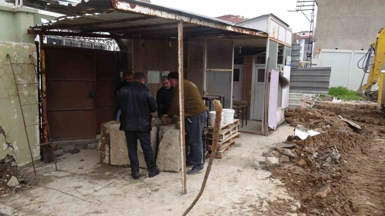 Malatya’da depremde yıkılan bir caminin enkazında iş makinesiyle kaçak kazı