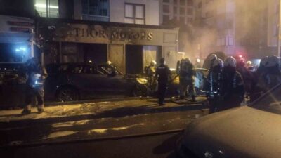 Kadıköy’de gece saatlerinde bir galerinin önünde yanmaya başlayan otomobil, yanındaki