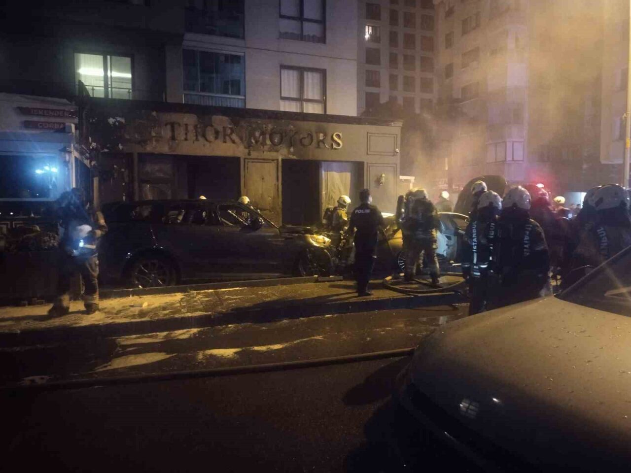 Kadıköy’de gece saatlerinde bir galerinin önünde yanmaya başlayan otomobil, yanındaki