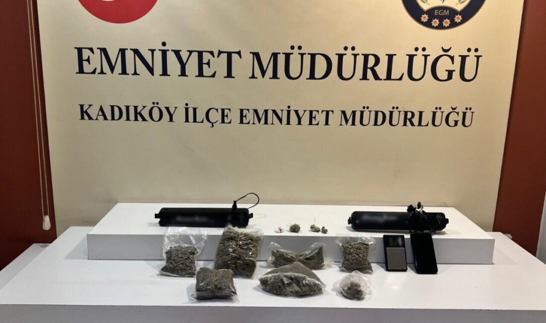 Kadıköy’de düzenlenen narkotik operasyonunda şüphe üzerine durdurulan kurye, uyuşturucuyu aldığı