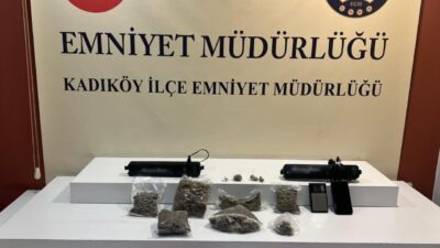 Kadıköy’de düzenlenen narkotik operasyonunda şüphe üzerine durdurulan kurye, uyuşturucuyu aldığı