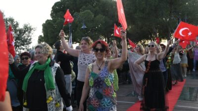 Güvercinada Kalesi’nde düzenlenen “Bir İlmekte Bin Emek” adlı defile programı,