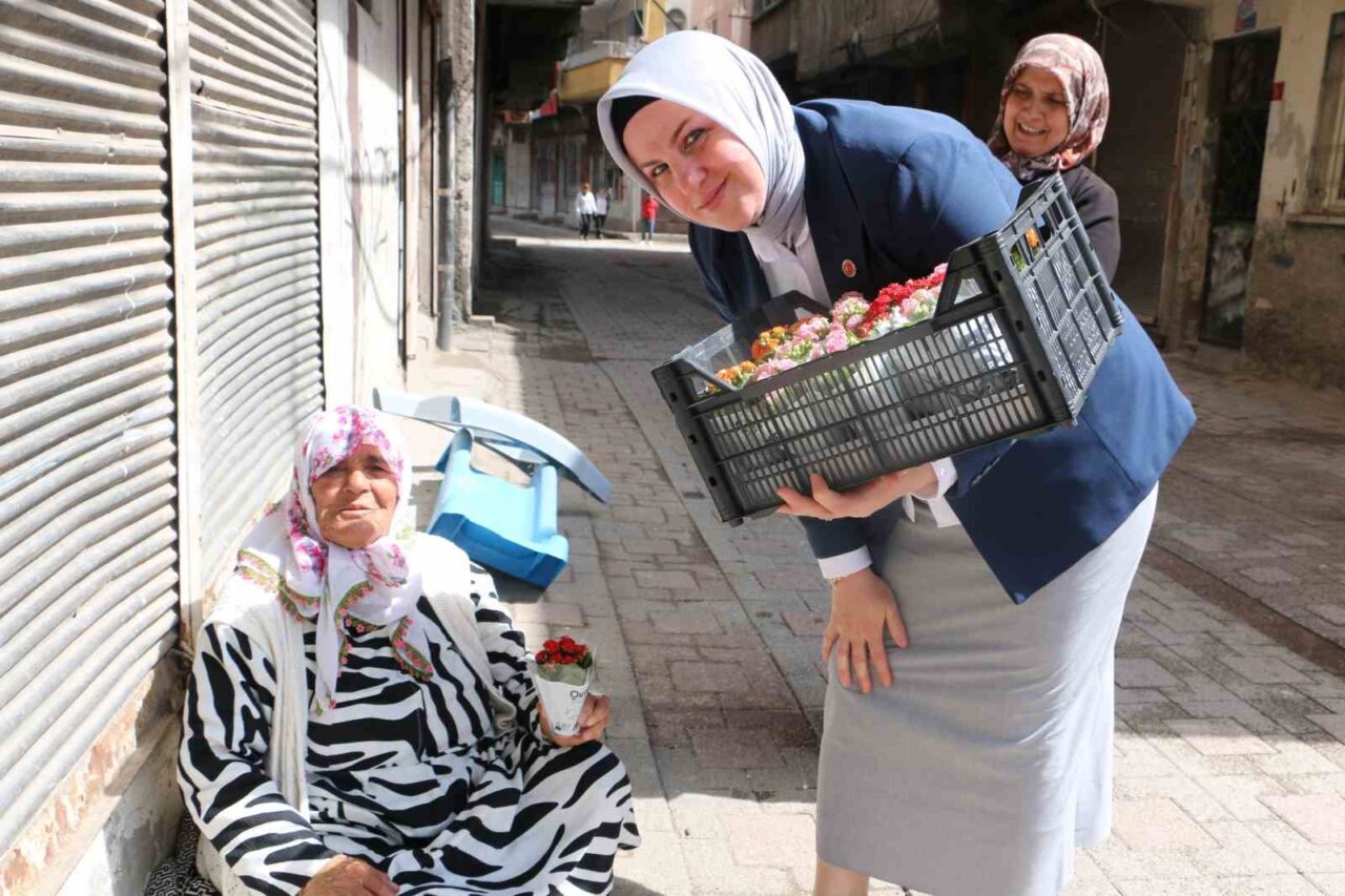 Diyarbakır’da muhtar Dilek Demir, 10 Mayıs Dünya Anneler Günü dolayısıyla