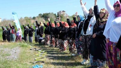 Gebze Denizli Köyü’nde düzenlenen etkinlikte kadınlar, geleneksel şalvarlarıyla spor yaparak