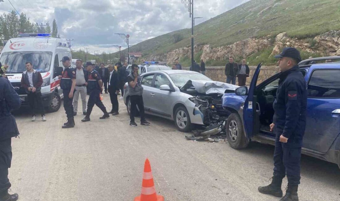 Sivas’ın Yıldız Beldesi’nde iki aracın kafa kafaya çarpıştığı kazada 8