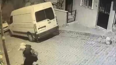 İstanbul’un Kağıthane ilçesinde annesiyle birlikte yürüyen 8 yaşındaki çocuk, kaldırımdaki