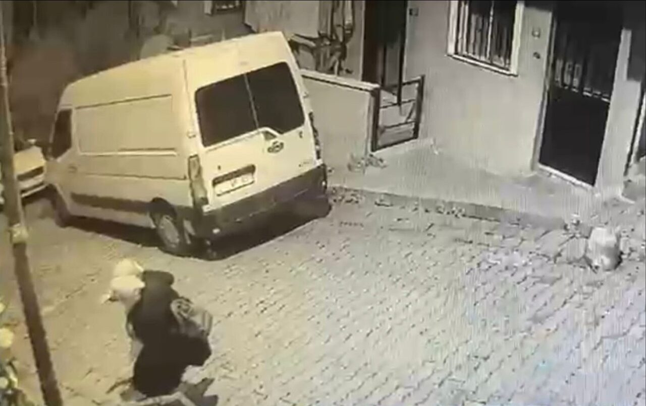 İstanbul’un Kağıthane ilçesinde annesiyle birlikte yürüyen 8 yaşındaki çocuk, kaldırımdaki