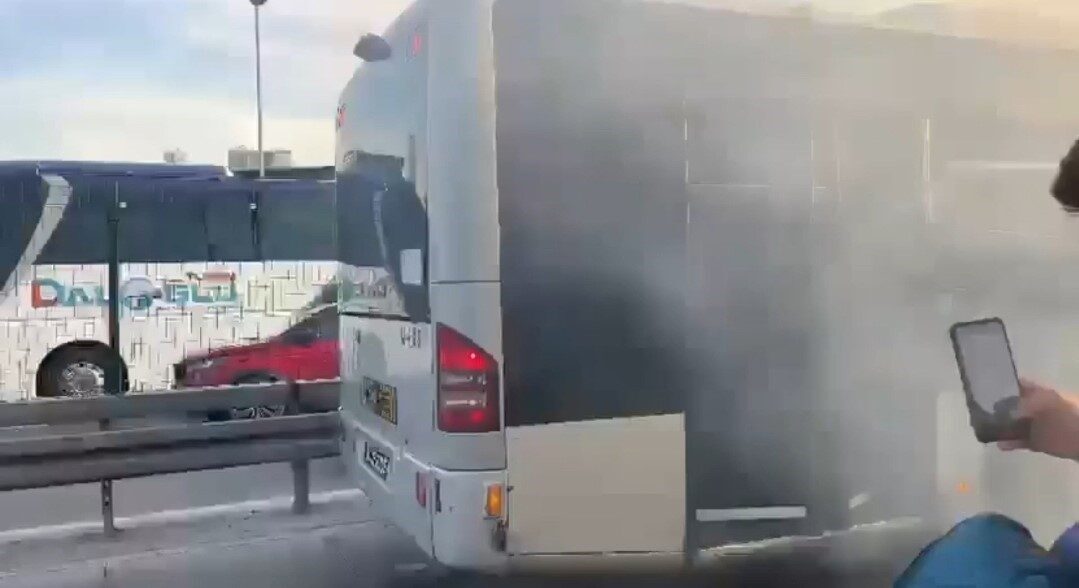 Kağıthane’’de bir metrobüsün motor kısmında çıkan yangın paniğe sebep oldu.