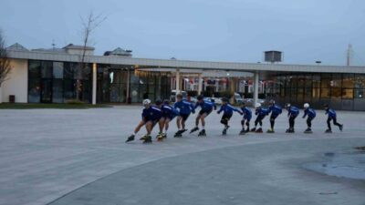 Kağıtspor’un tekerlekli sürat pateni sporcuları, katıldıkları Türkiye Kulüpler Şampiyonası’nda ikinci