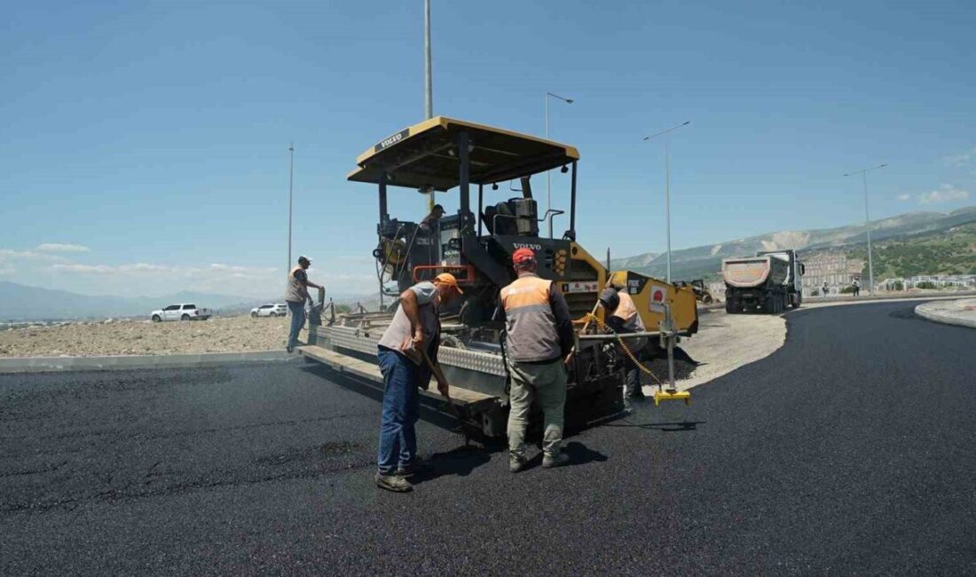 Kahramanmaraş Büyükşehir Belediyesi, şehir tarihinin en büyük asfalt seferberliğine başladı.