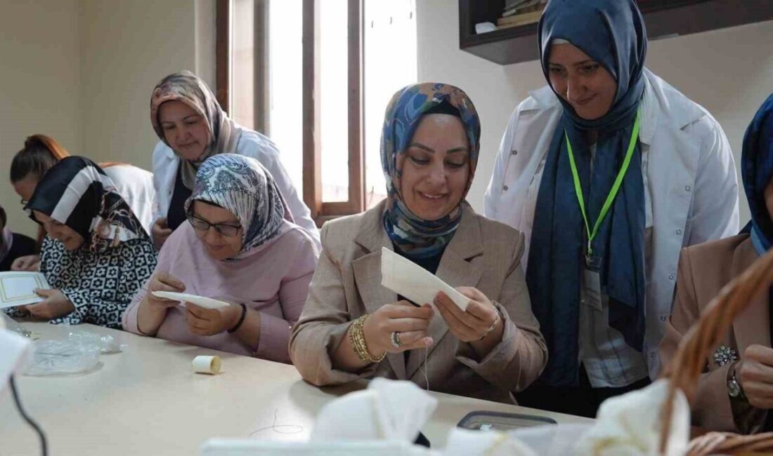 Kahramanmaraş kadınların, ’Sunum Peçete Atölyesi’ ve ’Eski Tepsiler ile Geri