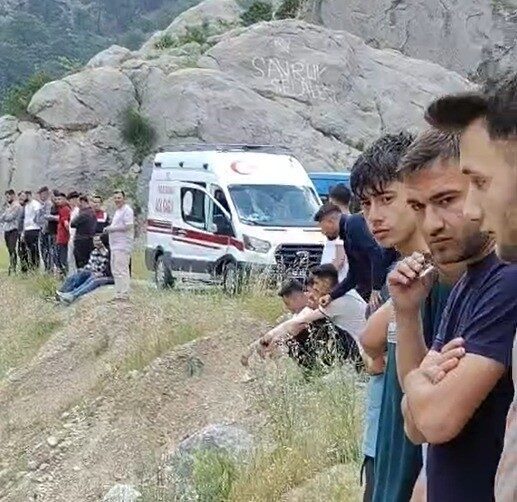 Kahramanmaraş’ın Onikişubat ilçesinde balık tutarken dengesini kaybederek nehre düşen şahsı