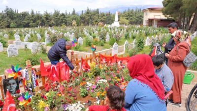 Kahramanmaraş’ta vatandaşlar, Ayser Çalık Ortaokulunda gerçekleşen silahlı saldırı sonucu hayatını