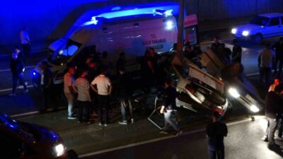KAHRAMANMARAŞ (İHA) – Kahramanmaraş’ta kontrolden çıkan otomobil orta refüjdeki aydınlatma