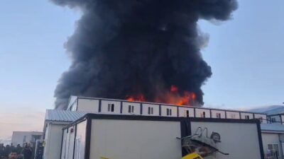 Kahramanmaraş’ta konteyner kent içerisinde bulunan 3 katlı şantiye binasında yangın