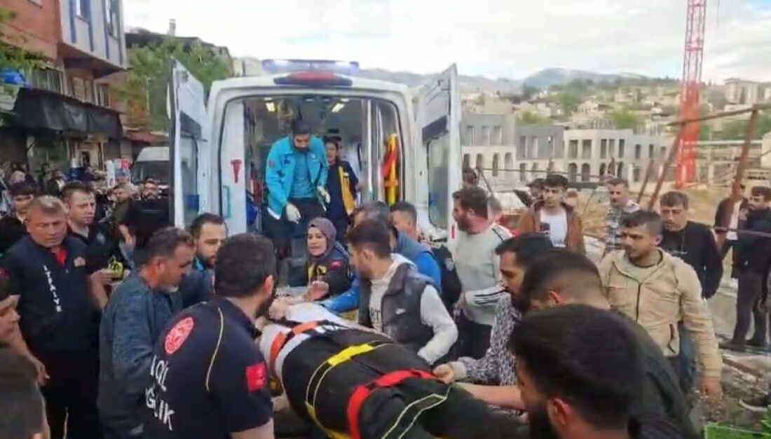 Kahramanmaraş’ta şiddetli yağışlar nedeniyle çöken yol ile istinat duvarı arasında